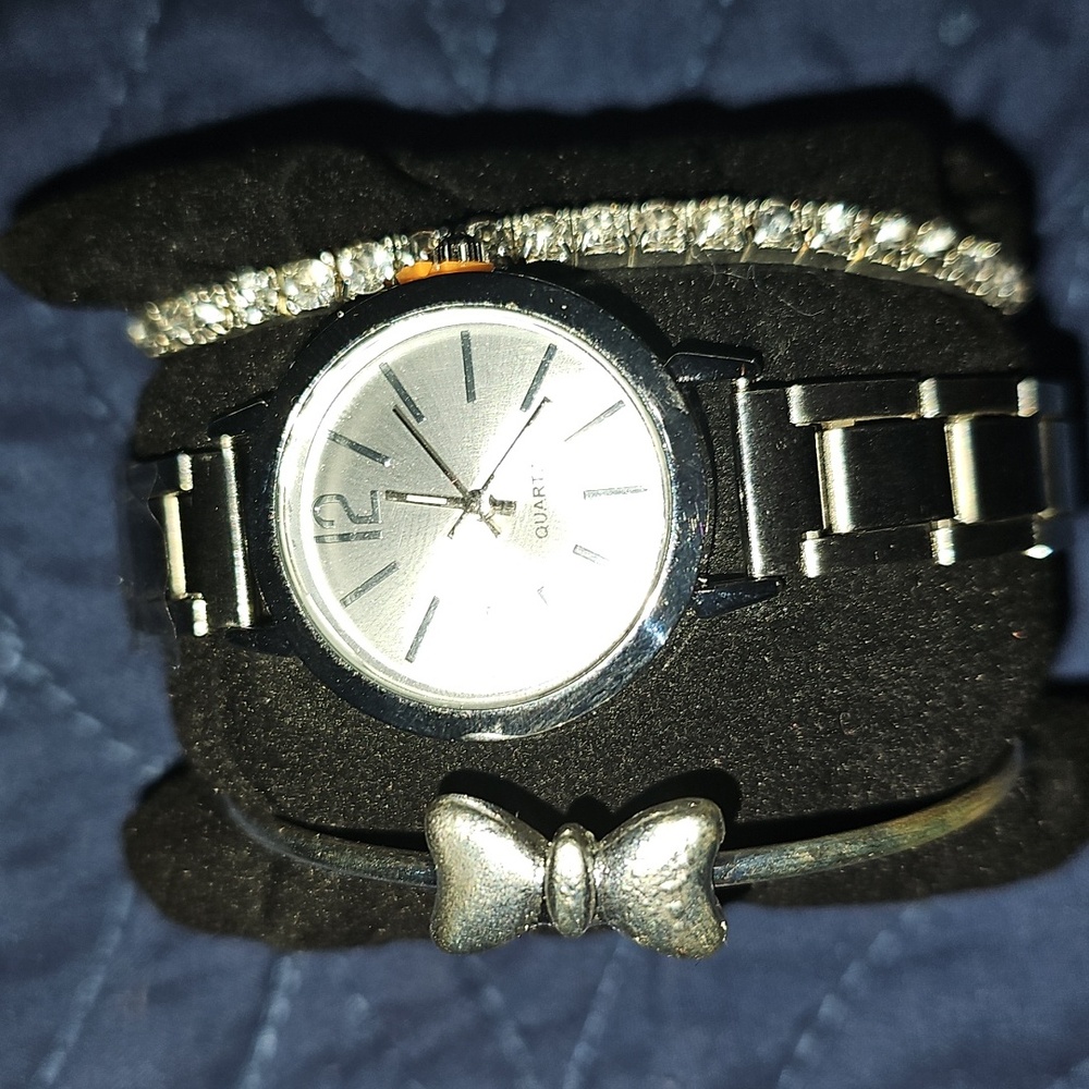 New Elegant Silver Women's Watch and Bracelet Set